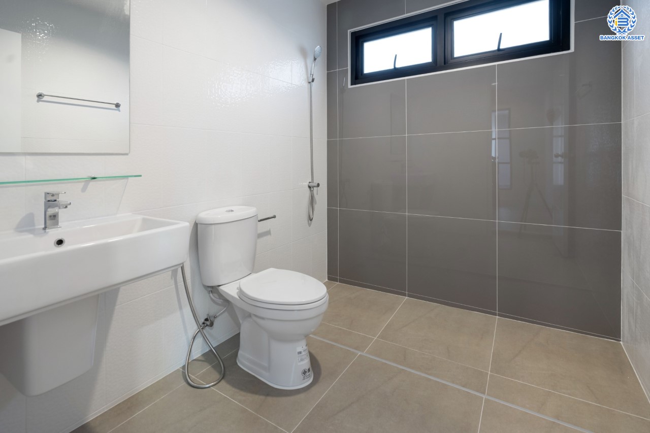 บ้านมือสองตกแต่งใหม่ แบรนด์ Property Perfect ม.มณีรินทร์ รัตนาธิเบศร์-ท่าอิฐ เนื้อที่ 54 ตร.ว. ฟังก์ชัน 3 ห้องนอน 2 ห้องน้ำ 2 ห้องอเนกประสงค์ พร้อมจอดรถได้ 2 คัน บนทำเลศักยภาพ ใกล้ทางด่วน "งามวงศ์วาน" และเพียง 10 นาที ถึงรถไฟฟ้า "สถานีบางรักน้อยท่าอิฐ"...